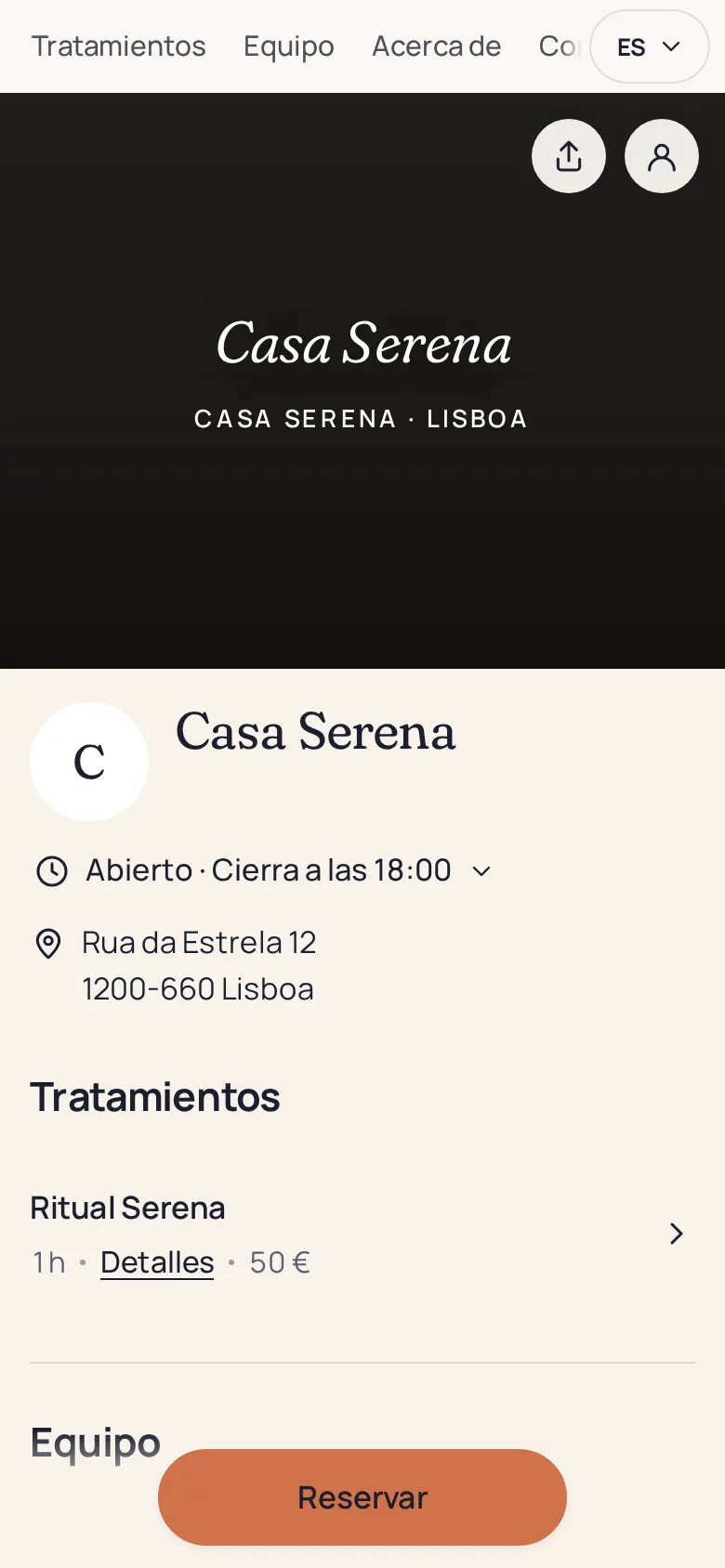 Página de reservas de Maison Rivière en un teléfono: foto del salón, logotipo, horarios, dirección y servicios