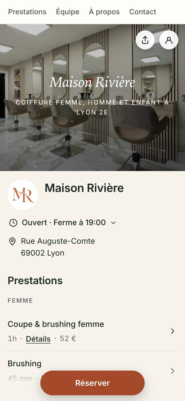 Page de réservation de Maison Rivière sur téléphone : photo du salon, logo, horaires, adresse et prestations