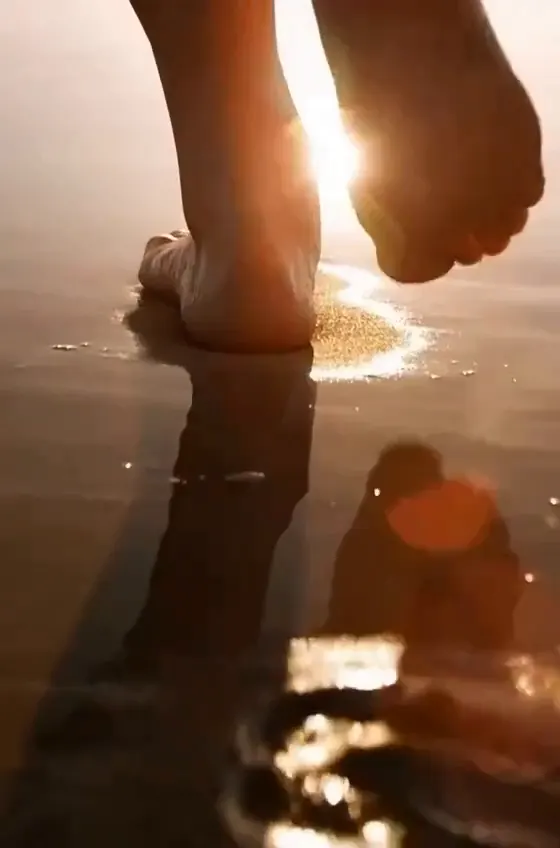 Pas dans le sable au bord de l'eau