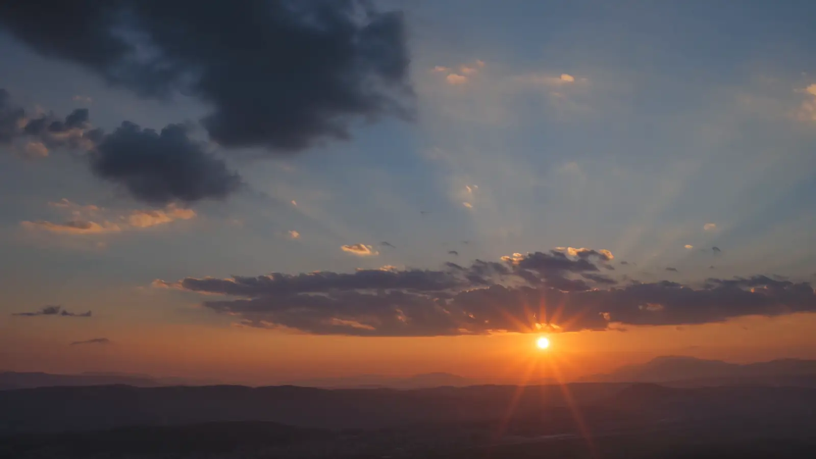 Coucher de soleil sous les nuages